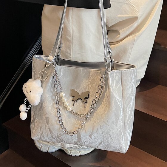 High-end one-shoulder niche design bag for women summer 2026 new style fashionable and versatile large-capacity commuter tote bag