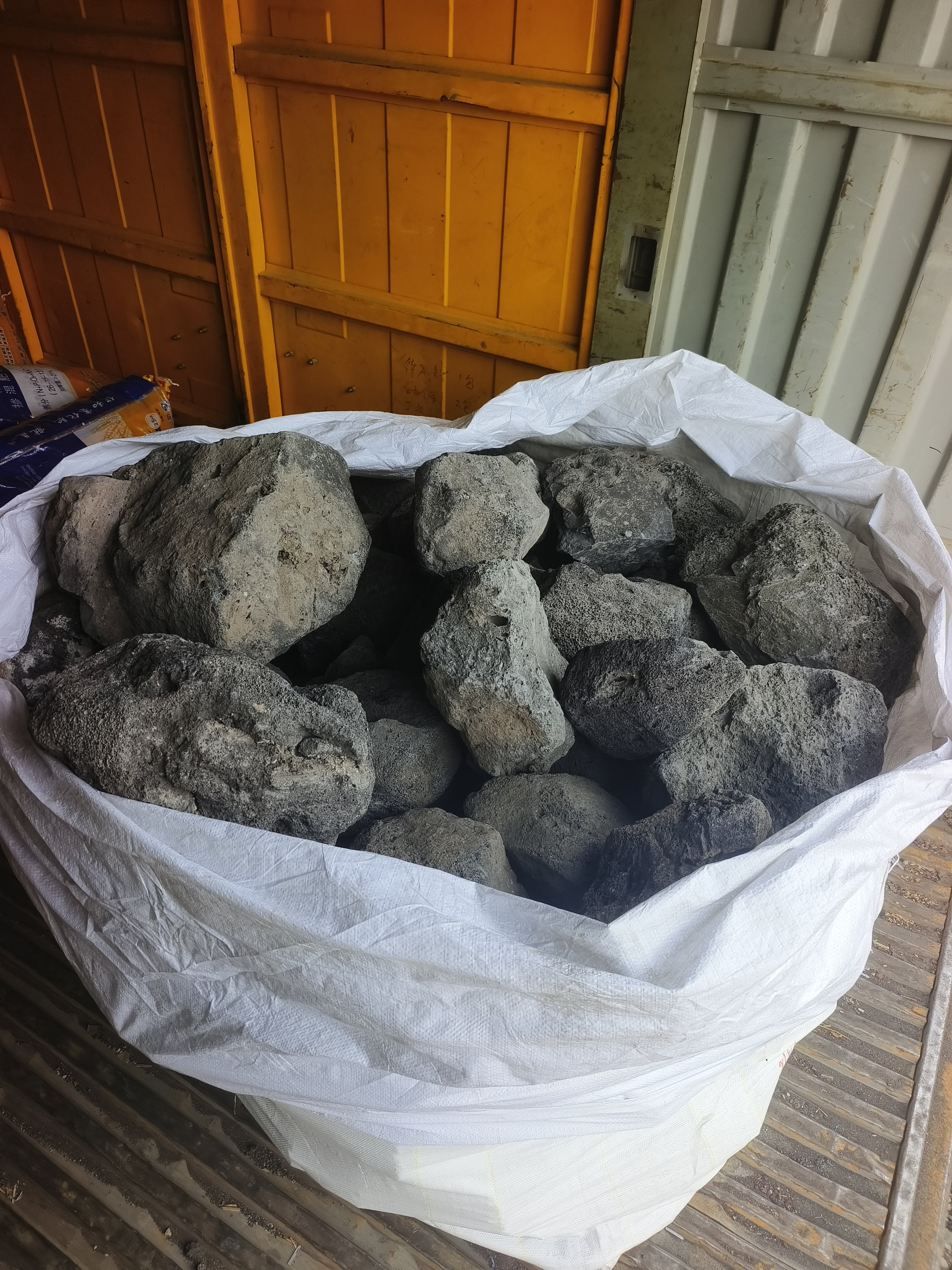 (20-90厘米100斤批发)黑色火山石大块生态鱼池造景装饰园林砌墙,淘宝优惠券,粉丝福利购,淘宝优惠卷