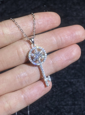 S925纯银梅花钥匙莫桑钻吊坠