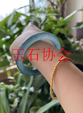 危地马拉翡翠色冰种飘花圆条玉镯
