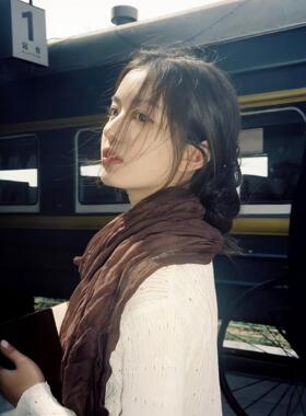 县城文学褶皱棕色复古棉麻围巾女秋薄款文艺亚麻风衣丝巾系脖长条
