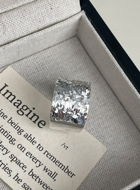 纯银碎碎冰捶打纹宽面戒指女