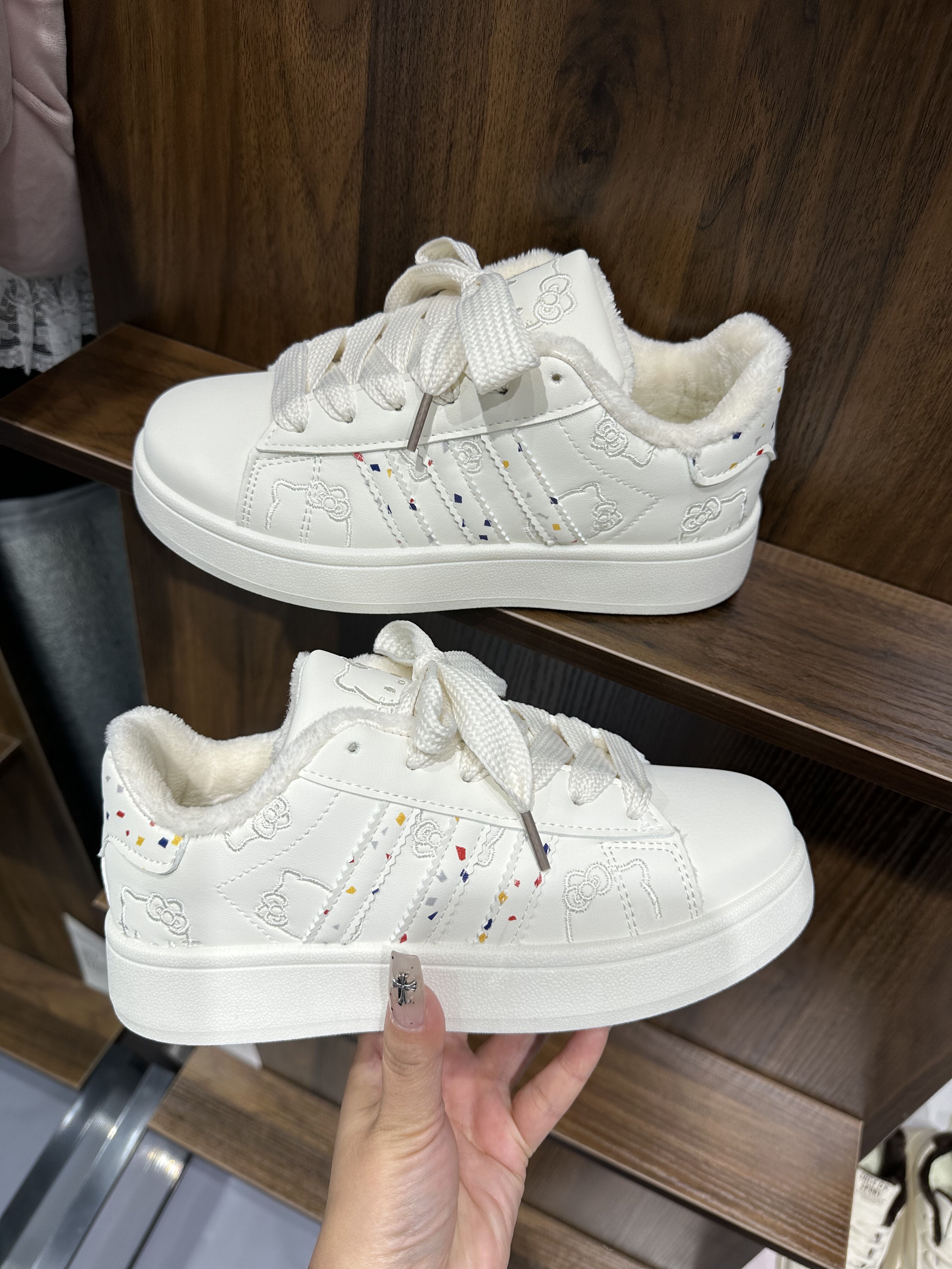 加绒小白鞋港风小众刺绣款面包鞋女ins百搭学生休闲运动板鞋,淘宝优惠券,粉丝福利购,淘宝优惠卷