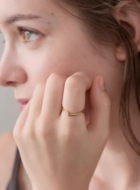 交叉层叠字母小钻V型纯银戒指