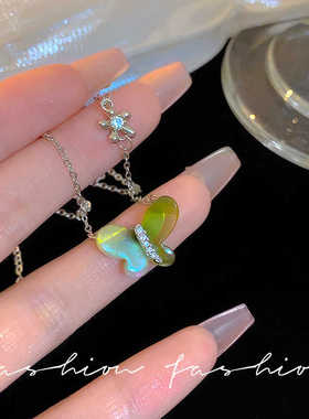 森系小清新气质绿色蝴蝶吊坠仿玉