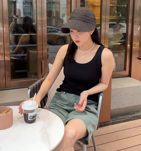 widelia陈魅儿 2026春夏新款防走光螺纹坑条修身针织背心吊带上衣 - 图0