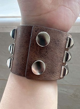 欧美新款配饰三排方钉手镯朋克高档皮革宽手链个性复古机车手