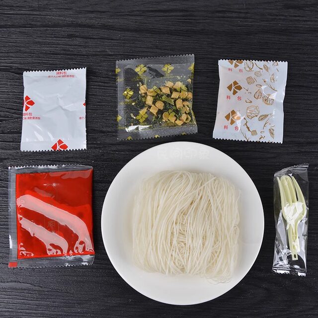 Yunnan Hefeng Tengchong bait shredded barreled instant rice noodles noodles snack brewed dry bait shredded sour and spicy instant food without cooking