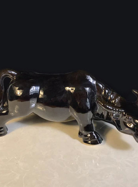 低头喝水陶瓷黄牛工艺品卫生间