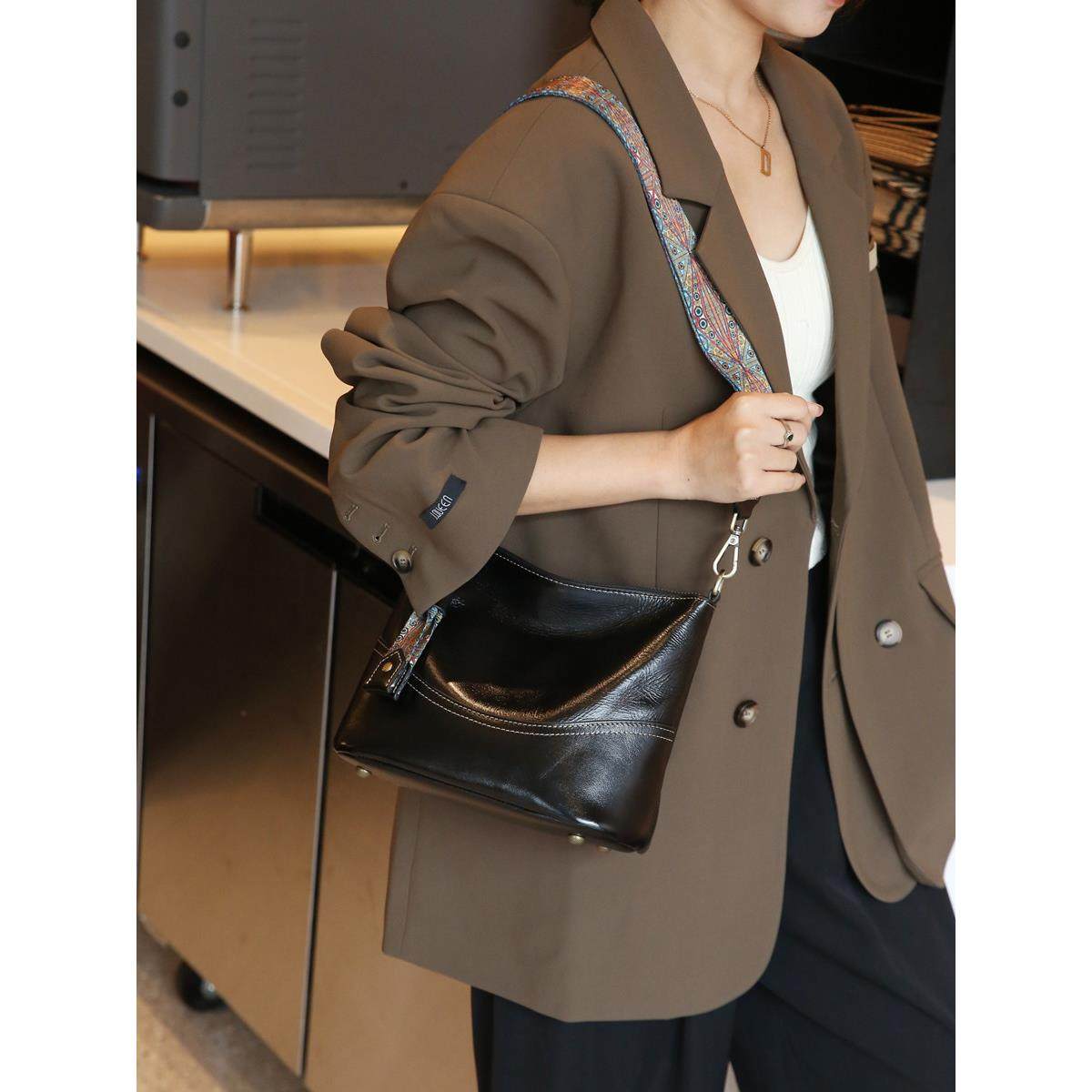 真皮腋下包女2025新款通勤百搭宽带牛皮女包复古单肩斜挎包水桶包,淘宝优惠券,粉丝福利购,淘宝优惠卷