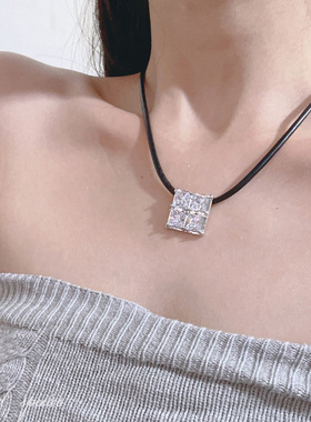女气质百搭闪钻方块吊坠项链