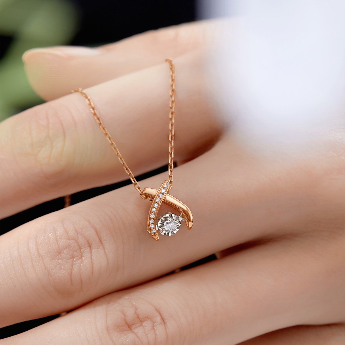 喜钻 18k金灵动钻石项链时尚玫瑰金真钻钻石吊坠显钻珠宝颈饰新品