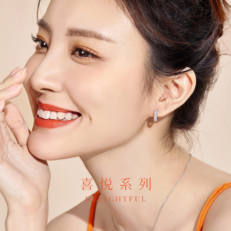 喜钻方悦钻石女白18k金时尚风耳环 喜钻深圳耳饰