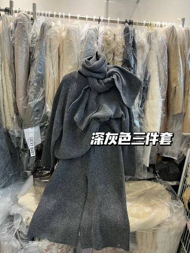Miss家 2025冬季新款时尚慵懒风毛衣围巾+百搭八分休闲裤三件套 - 图2