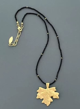 新款黑色尖晶石串珠枫叶吊坠小众设计感休闲百搭项链