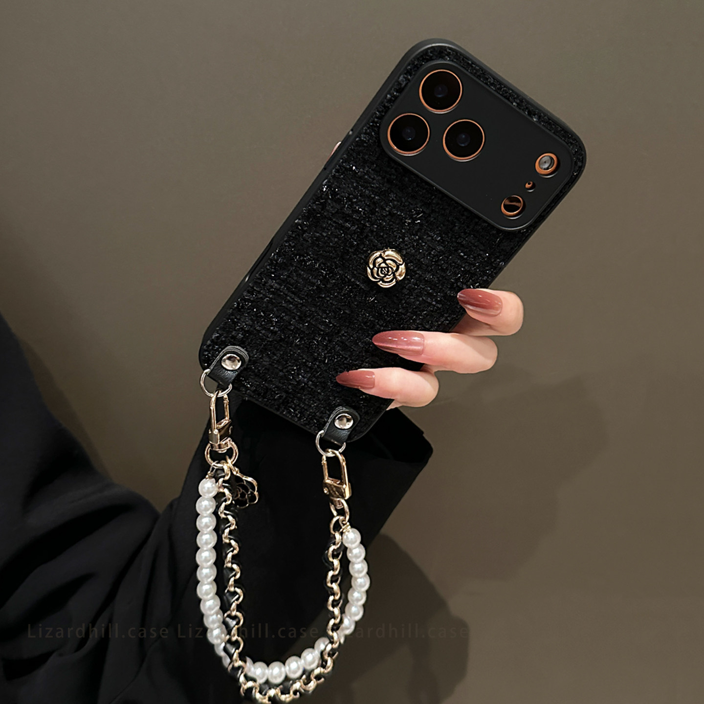 lizardhill 秋冬天黑色山茶花适用苹果17promax手机壳新款16pro男女iphone15斜挎可背带挂绳14pro高档13绒布,淘宝优惠券,粉丝福利购,淘宝优惠卷