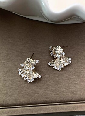 高级感气质银杏耳环咖金锆石肌理感耳钉女小众精致仙气耳饰品耳坠