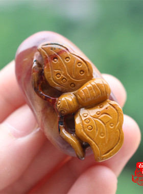 彩玉阿拉善玛瑙俏色精雕蝴蝶吊坠