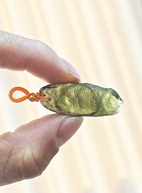 一物一图高端宝石天然捷克玻璃陨石橄榄绿原石片小提溜DIY配件8克