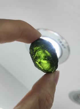 新高端天然捷克玻璃陨石橄榄绿色裸石随形蛋子原石可做吊坠无孔石