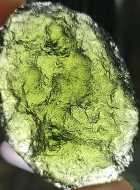 天然捷克橄榄绿玻璃陨石扁片子原石吊坠DIY矿物吊坠裸石未雕刻