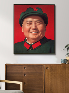 青佑客厅玄关是铝合金框挂画