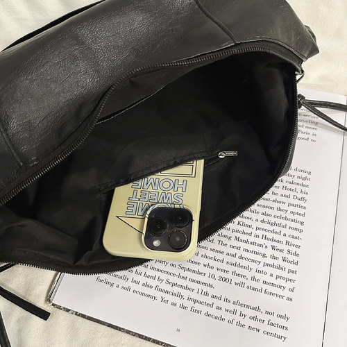 韩系软皮防水饺子包慵懒风单肩斜挎包大容量休闲通勤男女时尚大包 - 图3