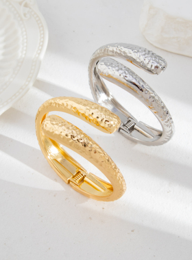 敲打纹开口弹簧手镯方形长条纹