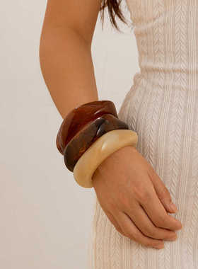 仿玳瑁色设计感半透明手镯夸张