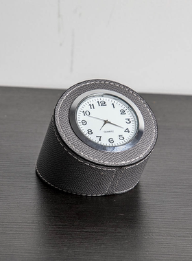 现代简约意式皮革时钟摆件样板间儿童房书房床头柜座钟装饰品摆设