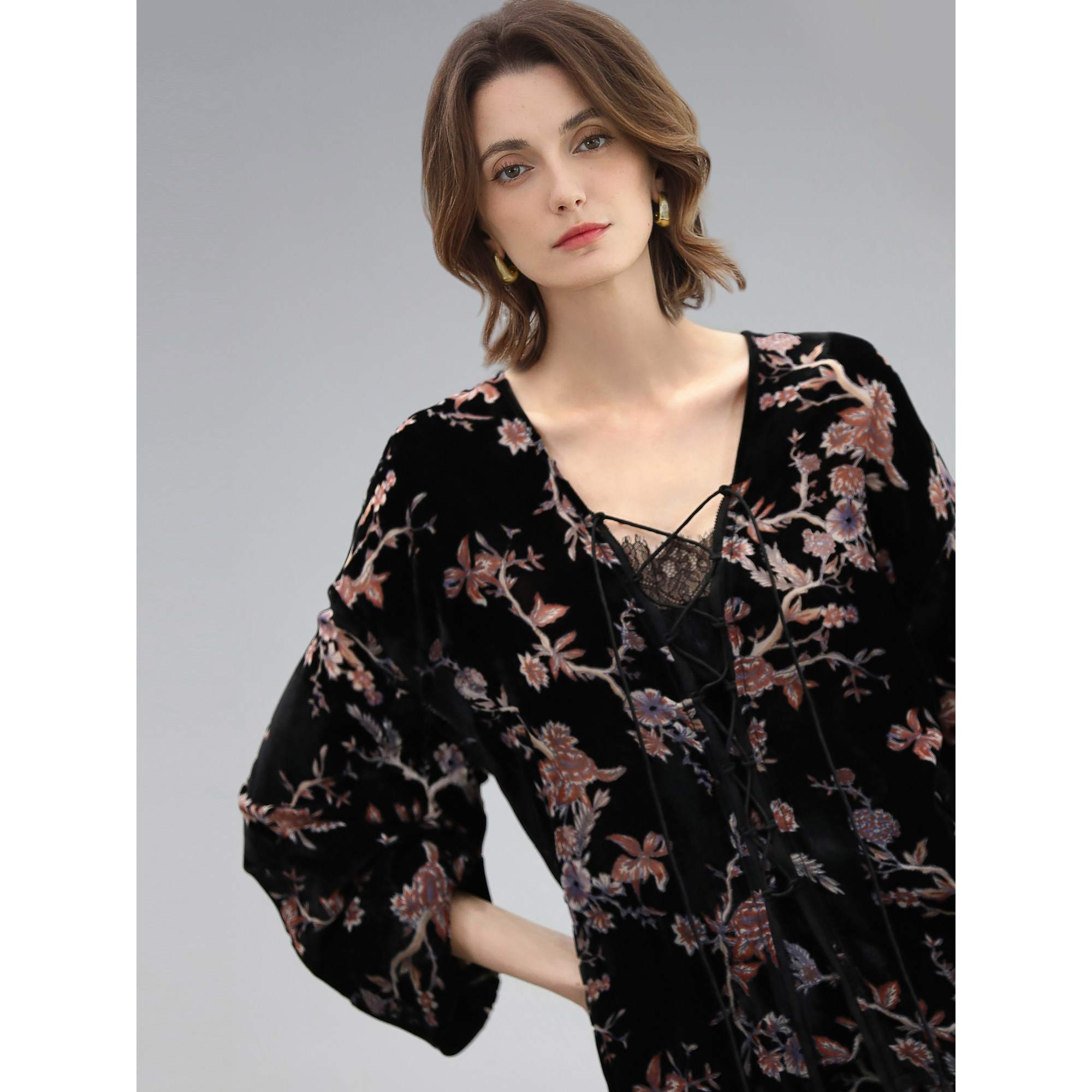 【3件5折】COCOBELLA新中式烧花丝绒上衣女蕾丝拼接衬衣SR7050-2