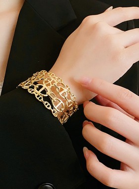 达令 猪鼻子镂空宽版开口手镯 轻奢精致镯子 女士钛钢不掉色手饰