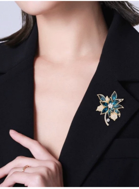 达令 蓝色闪钻花卉胸针 高级感花朵女式时尚胸花 高档别针 配饰品