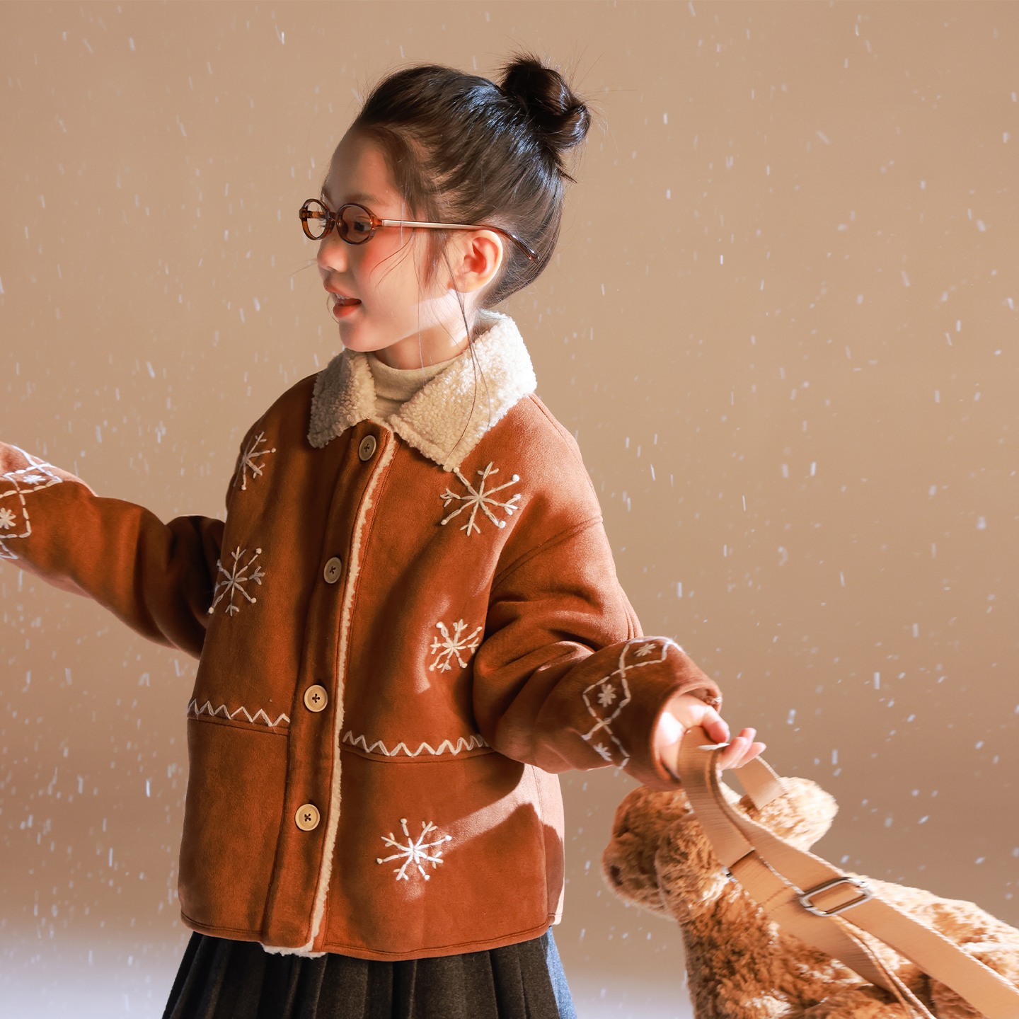 utouto大耳象女童雪花麂皮绒外套2025冬季新款宝儿加绒老钱风上衣 - 图2