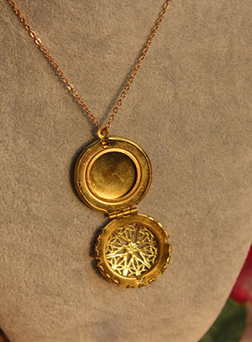 随身携带镂空雕花相框毛衣链