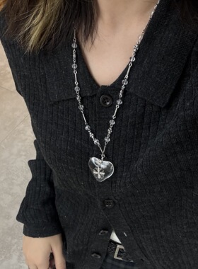 黑色爱心十字架吊坠项链女甜酷辣妹风叠戴锁骨链钛钢不掉色配饰品