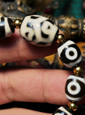 藏传页岩玛瑙虎牙天珠手串