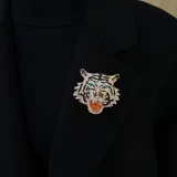 Металлический костюм, брошь, защитное белье на лацкан, дизайнерская булавка подходит для мужчин и женщин, европейский стиль, тренд сезона