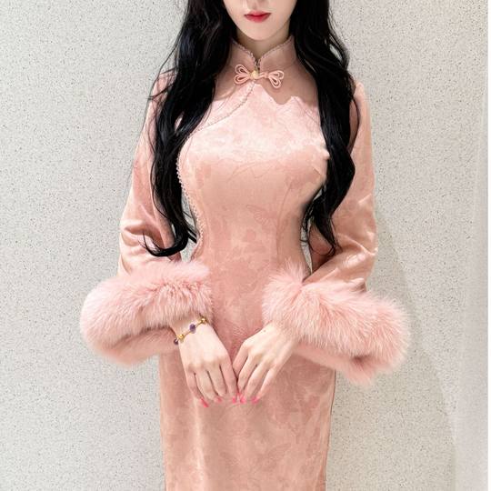 LHMknk1画报夫人原创自制秋冬温柔麂皮绒珠链旗袍 伊人粉