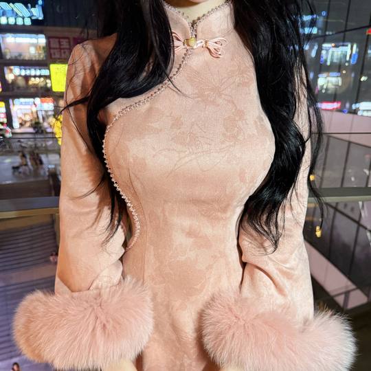 LHMknk1画报夫人原创自制秋冬温柔麂皮绒珠链旗袍 伊人粉