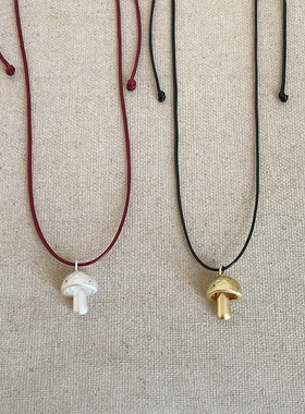 小众感哑光金属蘑菇吊坠抽拉项链女可爱精致百搭颈链毛衣链