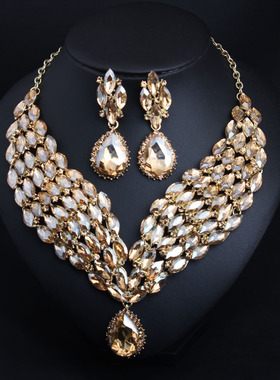 夸张奢华水晶礼服配饰演出大项链