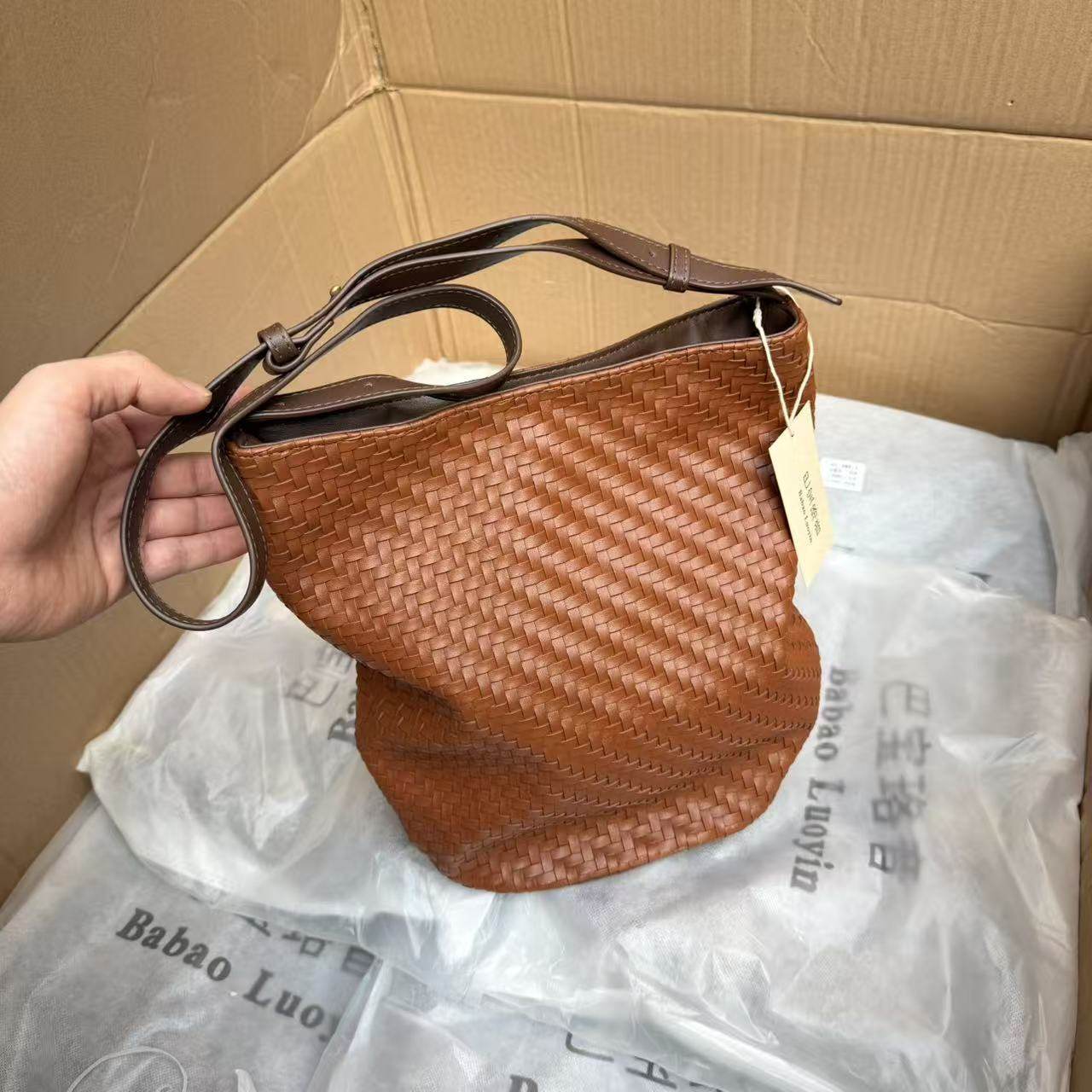 大厂代工~正价500+！国内公司单~经典手工编织撞色复古水桶包挎包,淘宝优惠券,粉丝福利购,淘宝优惠卷