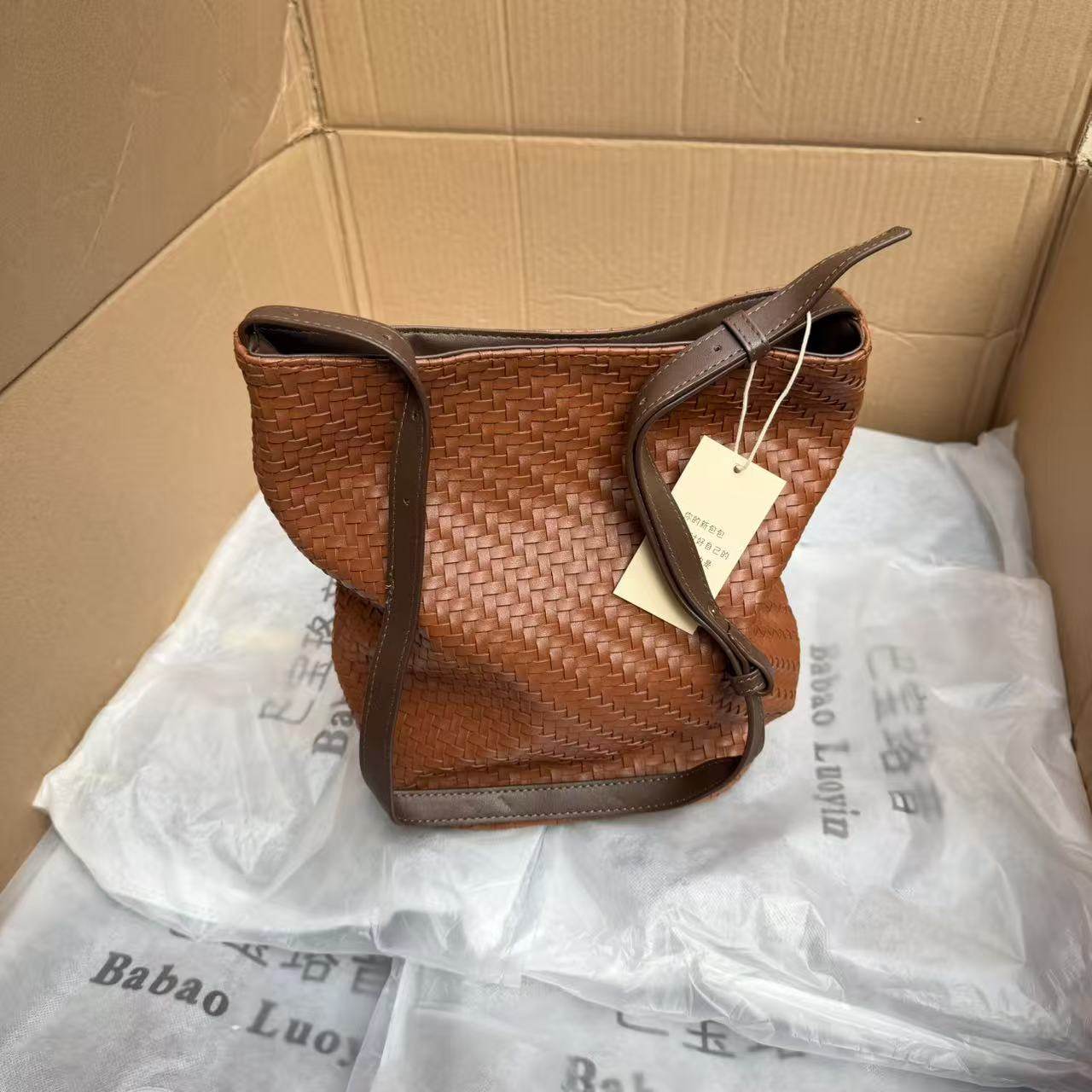 大厂代工~正价500+！国内公司单~经典手工编织撞色复古水桶包挎包,淘宝优惠券,粉丝福利购,淘宝优惠卷