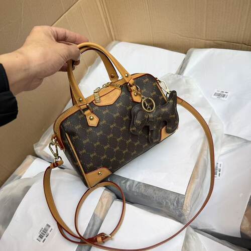 喜欢闭眼入！正价500+！国内公司单~经典PVC老花托特水桶包枕头包 - 图2