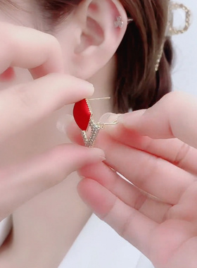 双向奔赴的爱红色菱形耳钉女经典设计感网红百搭耳饰2021银针耳环