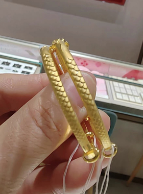 周大福龙鳞宝宝黄金手镯