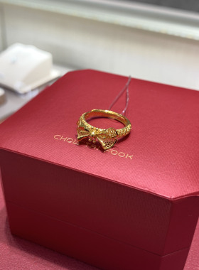 周大福镂空花丝蝴蝶结黄金戒指