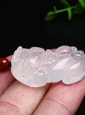 天然白玛瑙玉髓貔貅吊坠男女款招财貔貅挂件