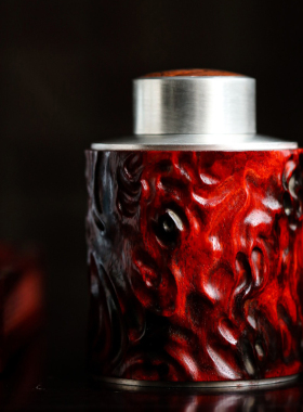 择取紫檀老料，盖钮嵌黄花梨；